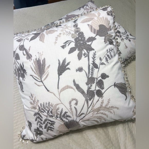 EASTERN ACCENTS / NAOMI FLORAL ACCENT PILLOW IN LILAC (2 Pillows) - Picture 5 of 16